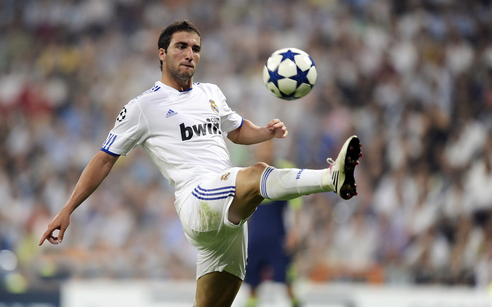 远射“银河战士”：盘点欧冠爆炸性远射瞬间